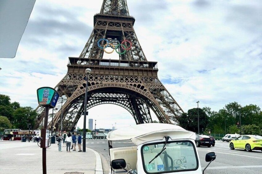La Tour Eiffel avec les anneaux olympiques, un autobus et une scène de rue. 2