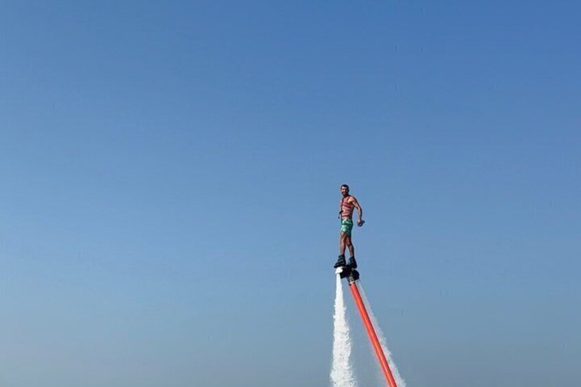 Una persona che pratica uno sport acquatico su un jet ski. 1