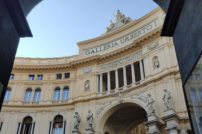 Galleria Umberto I är en byggnad med klassisk arkitektur, inklusive statyer och kolonner. 4