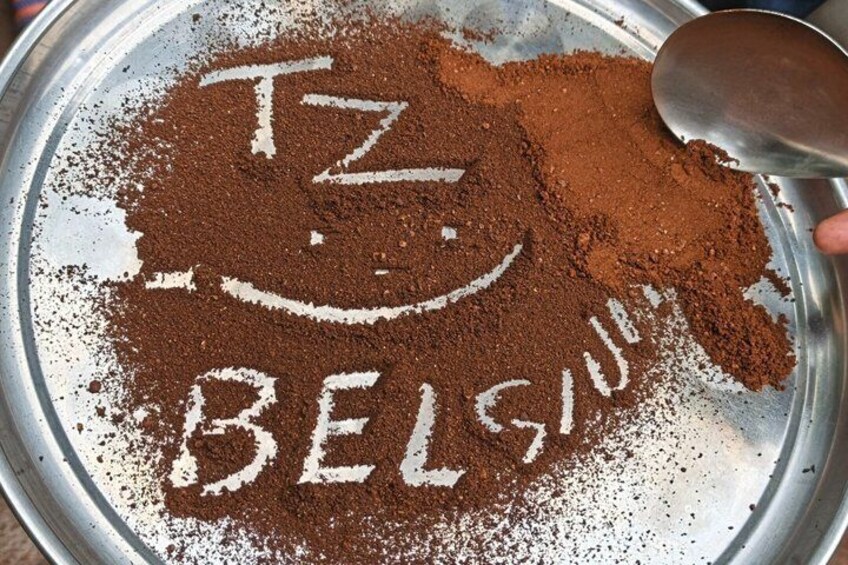 Una bandeja de metal con cacao en polvo y una cuchara. 3