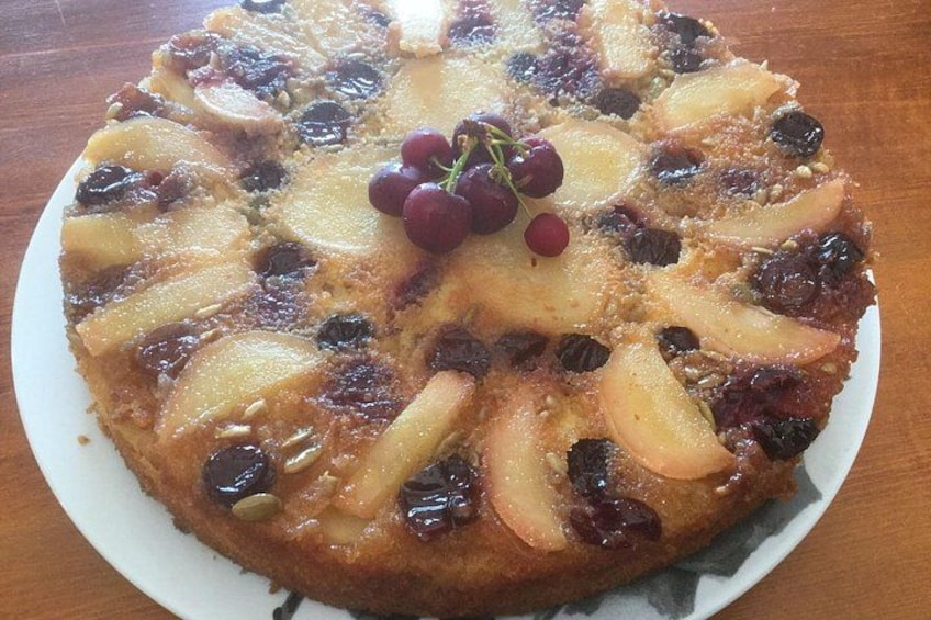 Un gâteau rond, surmonté de fruits, présenté sur une assiette blanche. 4