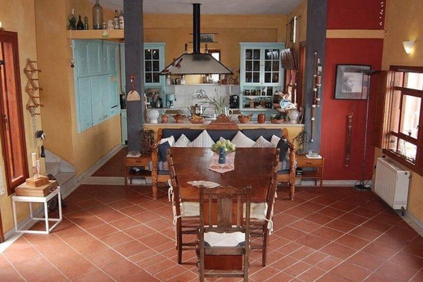 Une cuisine équipée d’une table à manger, de chaises et d’une grande cuisinière. 2