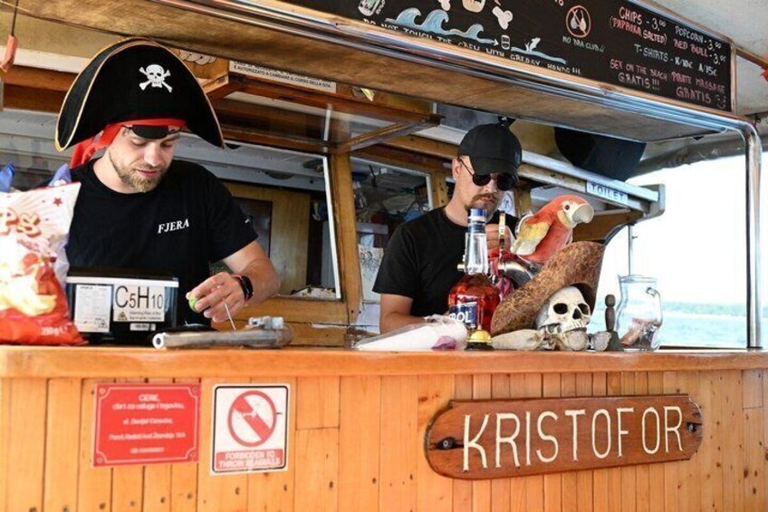 En matstånd med pirattema, med en skylt som visar texten ”KRISTOFOR” och en skylt som förbjuder rökning. 3