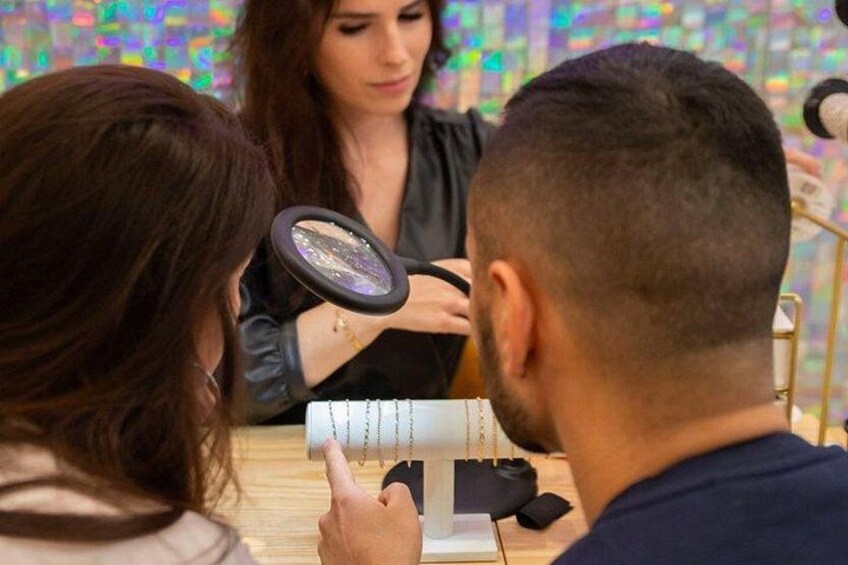 Une personne examine un document à l’aide d’une loupe. 2