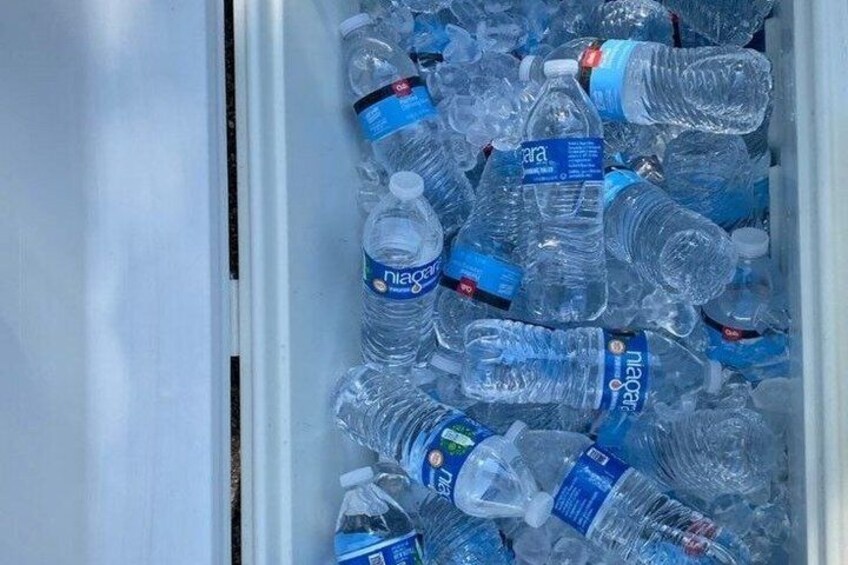 Un congelatore pieno di bottiglie d'acqua. 5