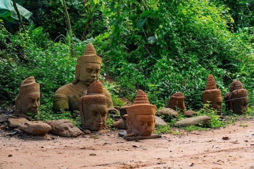 Un conjunto de estatuas de Buda de piedra en un entorno natural. 5