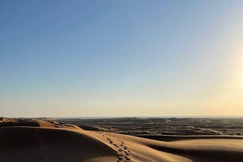 Dunas de arena bajo un cielo despejado. 4