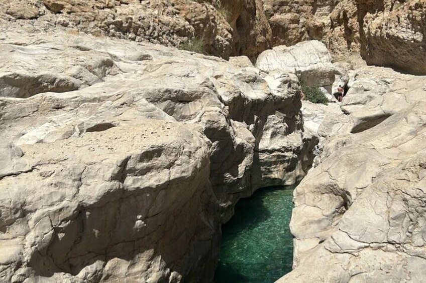 Un paisaje rocoso con un estrecho canal de agua. 3