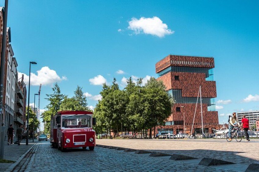 Discover Antwerp in a unique way by tram 3