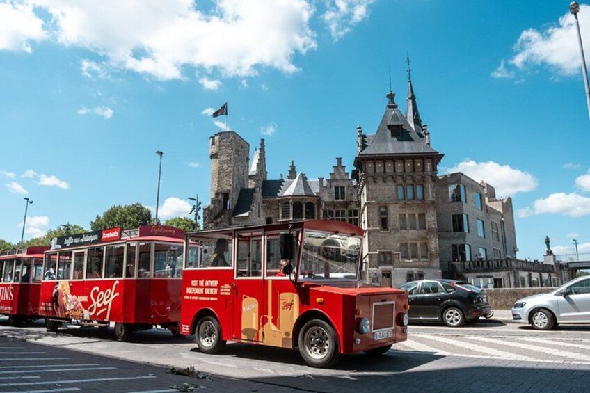 Discover Antwerp in a unique way by tram 5