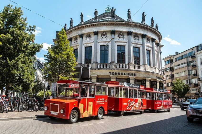 Discover Antwerp in a unique way by tram 2