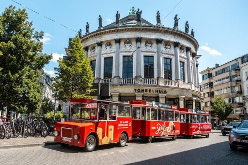 Discover Antwerp in a unique way by tram 2