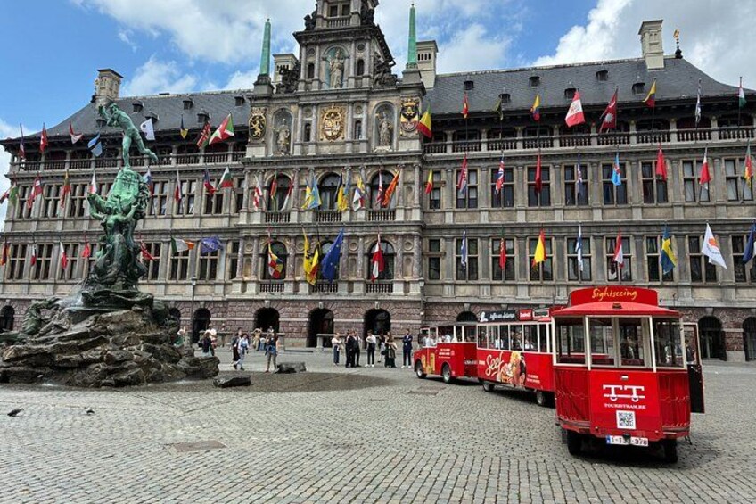 Discover Antwerp in a unique way by tram 2