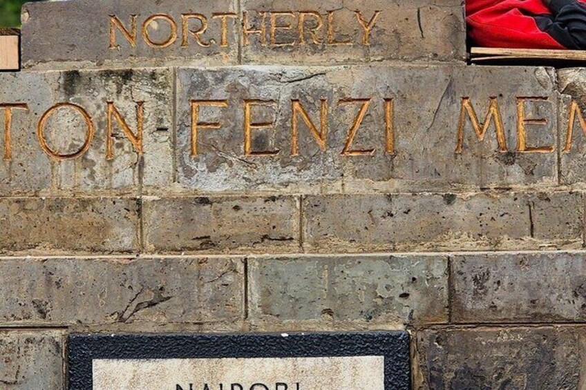 Un muro de piedra con la inscripción 'NORTHERLY TON FENZI MEM'. 2