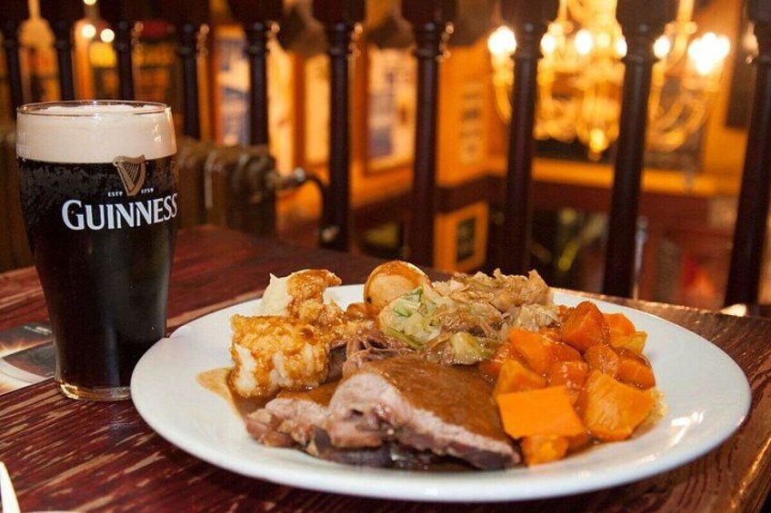 Ein Teller Essen mit einem Glas Guinness-Bier. 2