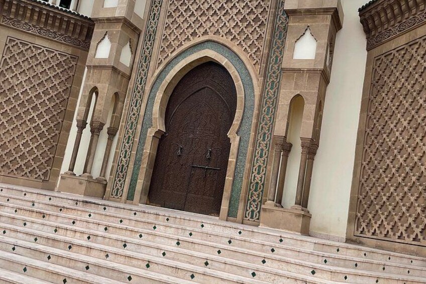 Un'ampia porta ad arco con elaborate decorazioni in piastrelle e una scala che vi conduce. 3