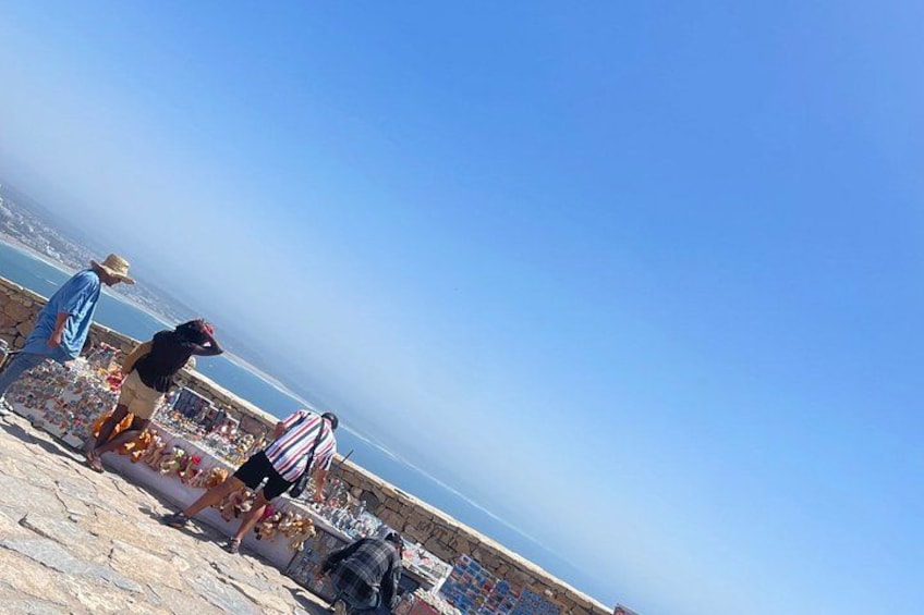 Una spiaggia con persone e bancarelle. 5