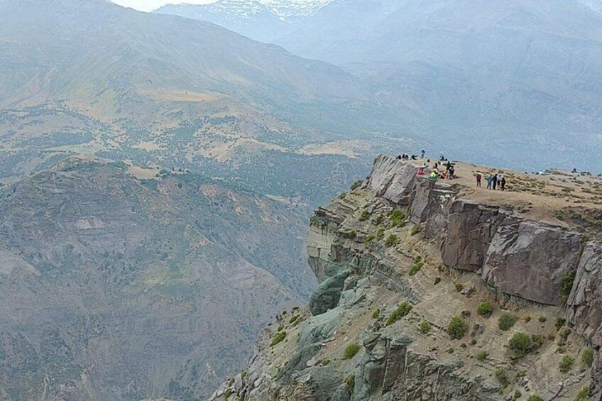 Paesaggio montuoso con un gruppo di persone su una scogliera. 2