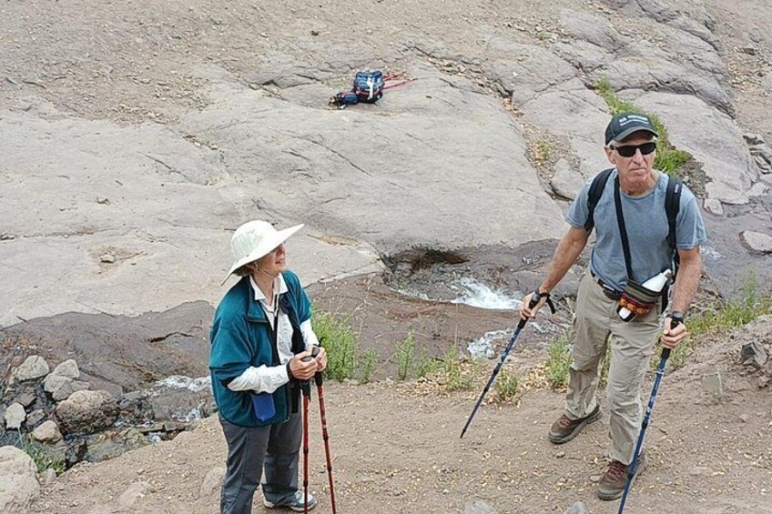Due escursionisti che camminano su un sentiero roccioso con i bastoncini da trekking. 4