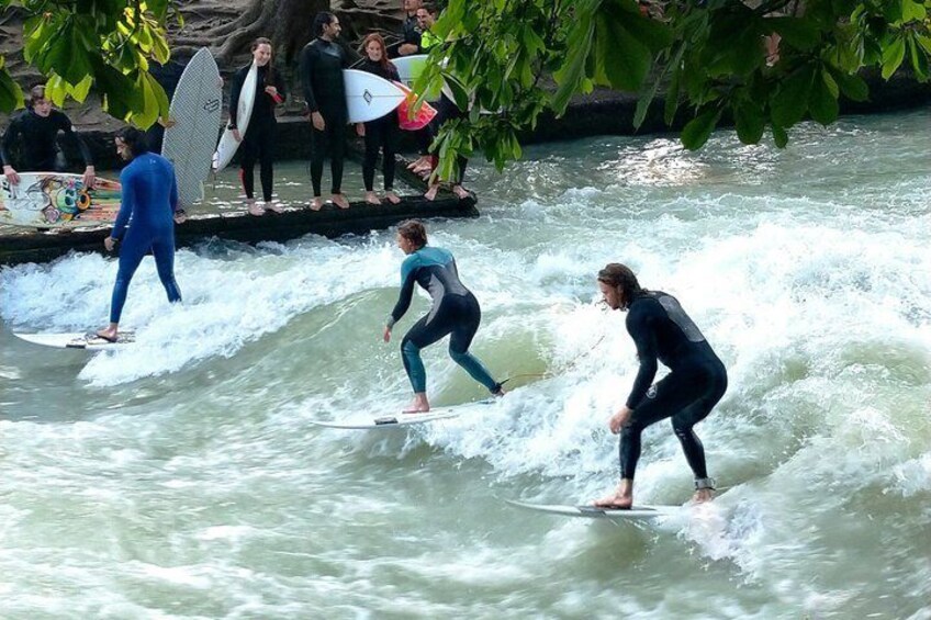 Personas surfeando sobre las olas en un río. 4
