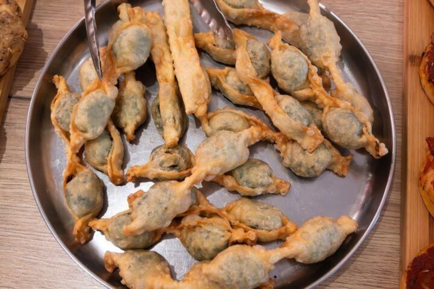 En tallerken med friturestegte småkager. 5