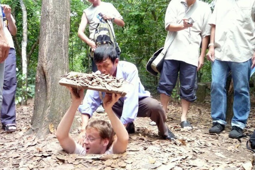 Una persona equilibra una bandeja de hojas sobre la cabeza en un bosque. 1