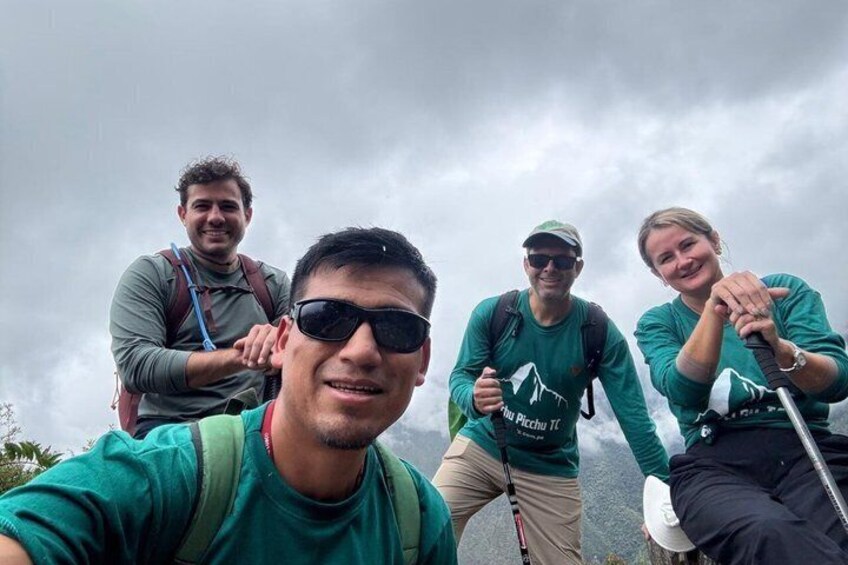 Cuatro personas haciendo senderismo en una zona montañosa. 4