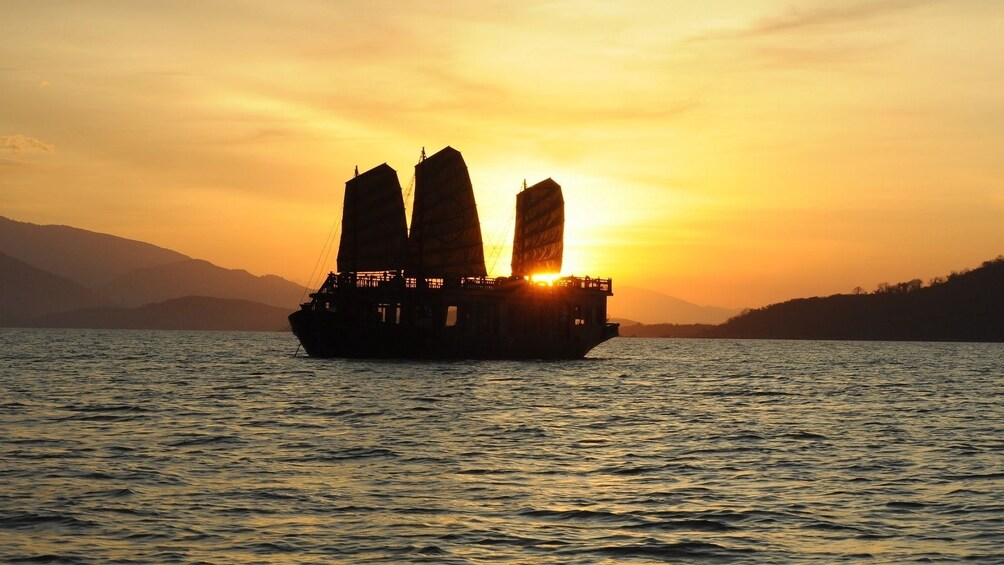 Dinner cruise at sunset in Nha Trang 5