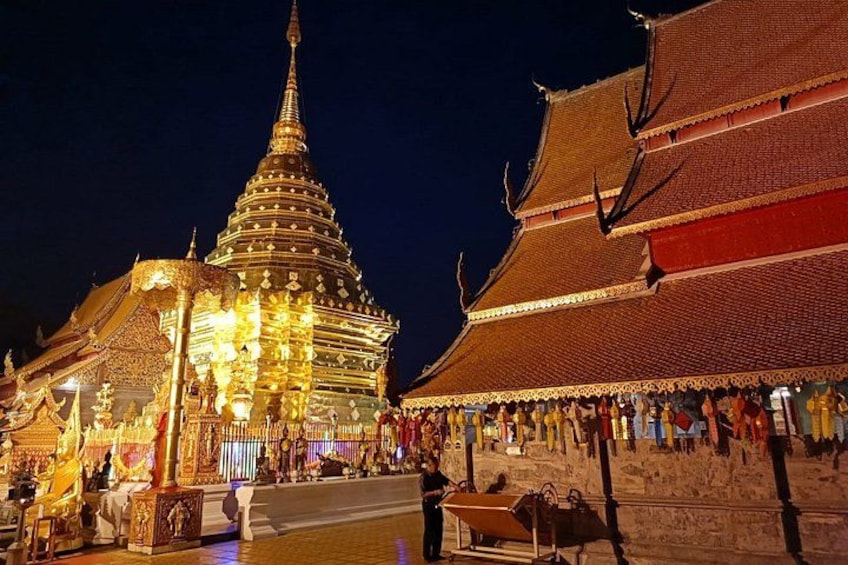 Un temple doté d’une flèche dorée, d’une grande cloche et d’un toit de style traditionnel. 1