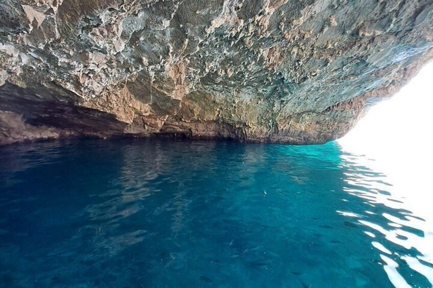 Apertura de cueva con agua azul cristalina. 5