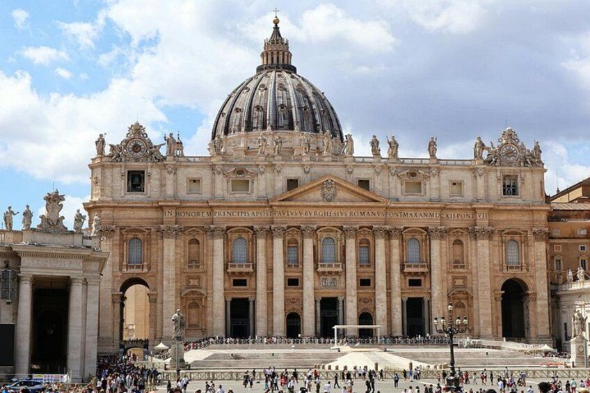Un imposant bâtiment historique doté d’un grand dôme et de statues. 5
