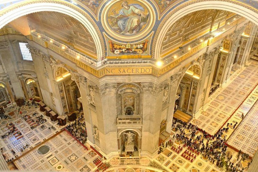 Un vaste hall doté d’une architecture riche et élaborée, d’un grand dôme central et de décorations complexes au plafond. 3