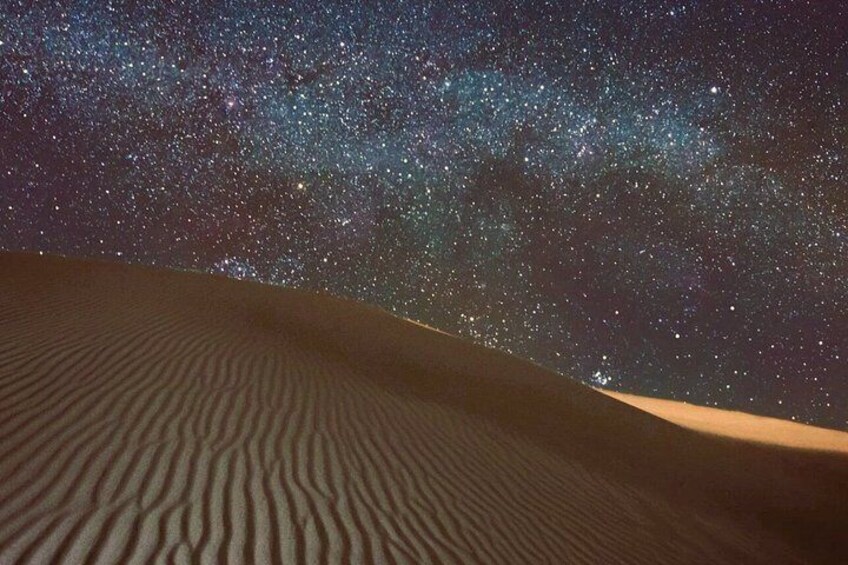 Paesaggio desertico con cielo stellato. 4