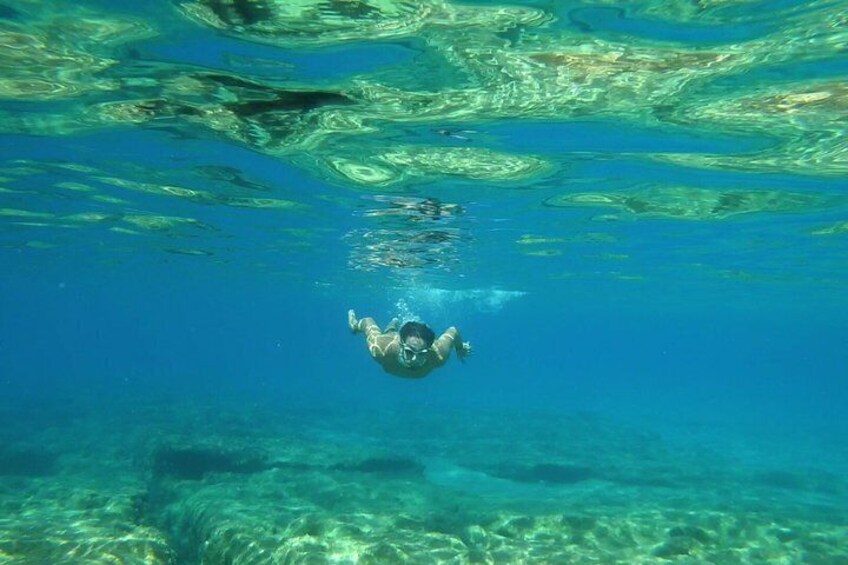 Iemand zwemt onder water. 3