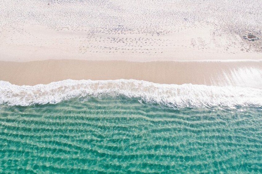 En strand med krystalklart turkis vand og hvidt sand. 1