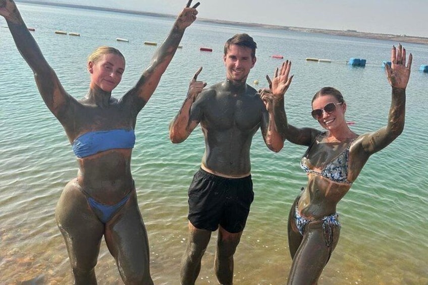 Tre persone in acqua, con una al centro che fa il segno dell'ok. 4