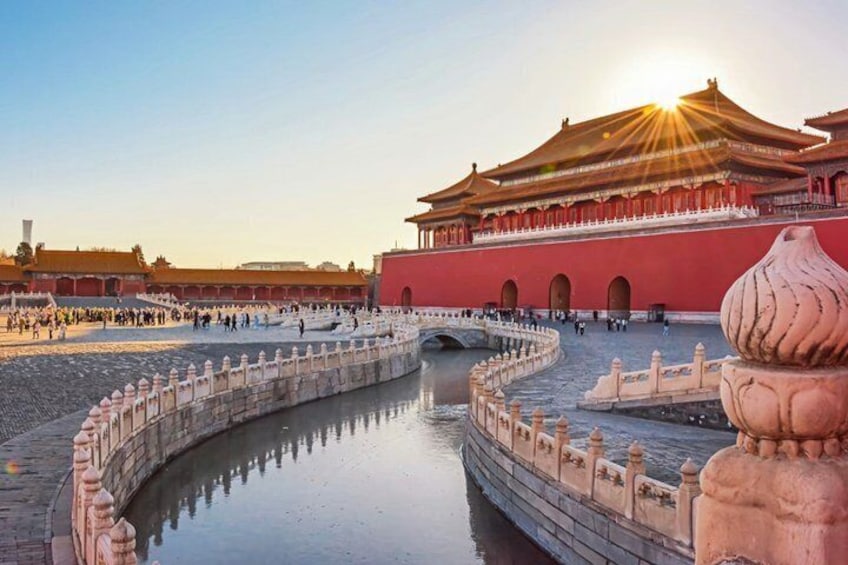 Ein traditionelles chinesisches Gebäude mit einem gewundenen Kanal und einer Stegbrücke. 3
