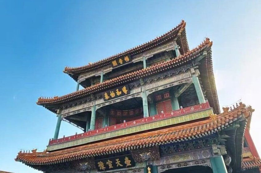 Ein mehrstufiges traditionelles chinesisches Gebäude mit aufwendigen Dachziegeln und filigranen Schnitzereien. 1