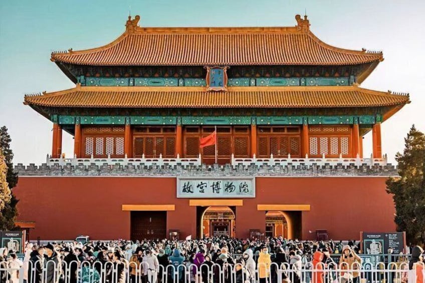 Ein traditionelles chinesisches Gebäude mit einer Menschenmenge davor. 2