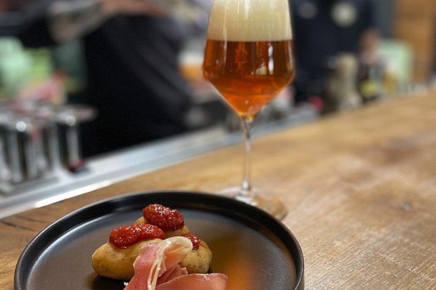 Un plato de comida con una jarra de cerveza. 2