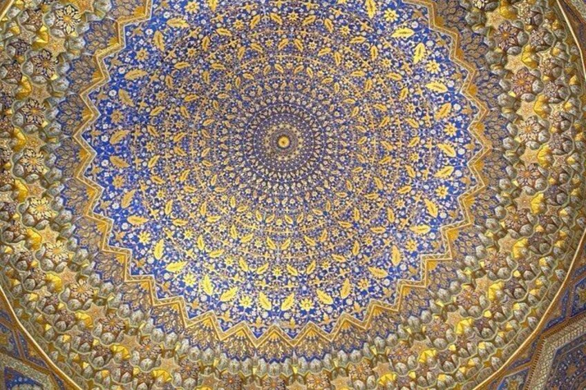 Et detaljeret og dekoreret loft med et centralt cirkulært mønster omgivet af indviklede blomster- og geometriske detaljer. 4
