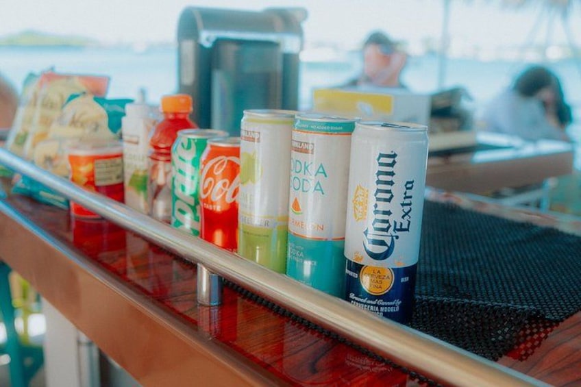 Eine Theke mit verschiedenen Getränken, darunter Coca-Cola, Dos Equis, Dos A Dos und Corona Extra. 4