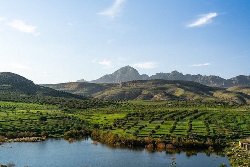 Un valle con campos escalonados, un lago y montañas al fondo. 5