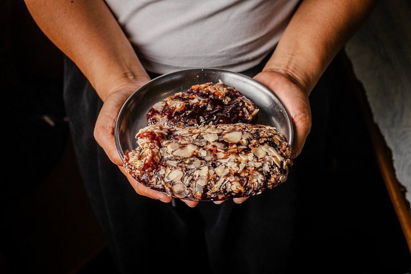 Una persona sosteniendo un plato de comida con nueces y semillas visibles. 2
