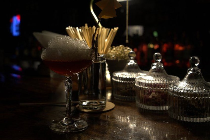 Eine Bar mit Martini-Glas, Zuckerbeschick und dekorativen Glasbehältern. 2
