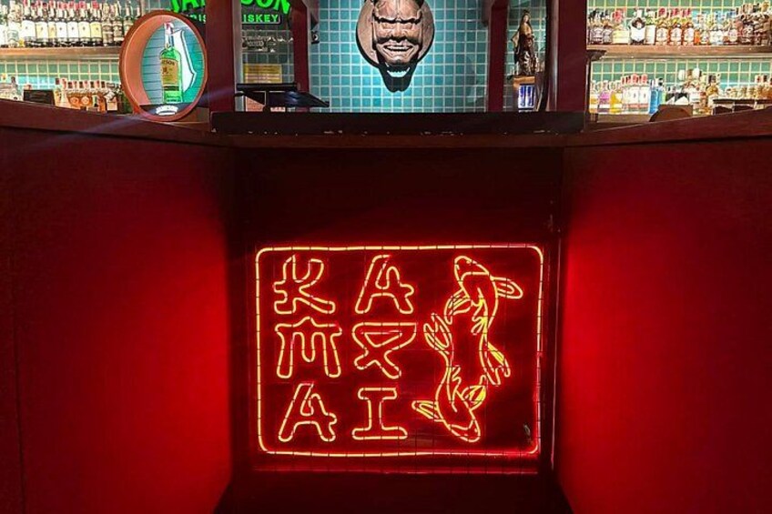 Eine Neonreklame mit chinesischen Schriftzeichen und einer Personen-Silhouette. 5