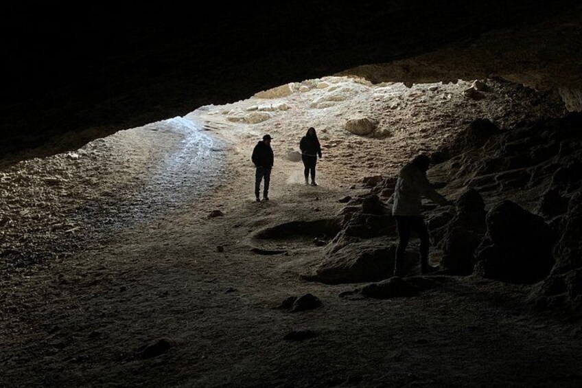 En grotta där två personer går. 2