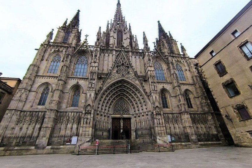 En gotisk katedral med detaljeret arkitektur, en stor buegang og et stejlt tag. 2