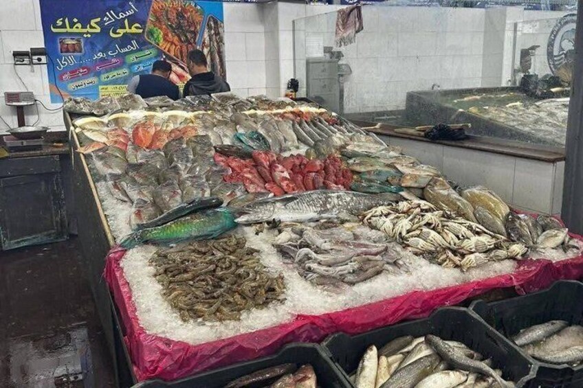 Un étalage de produits de la mer dans un marché, avec différents types de poissons et de fruits de mer présentés sur de la glace. 2