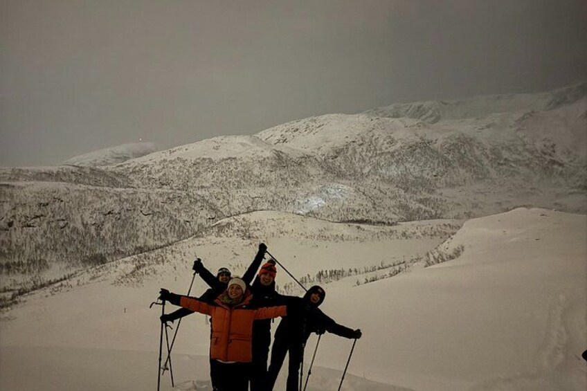 Drie mensen skiën op een besneeuwde berg. 3